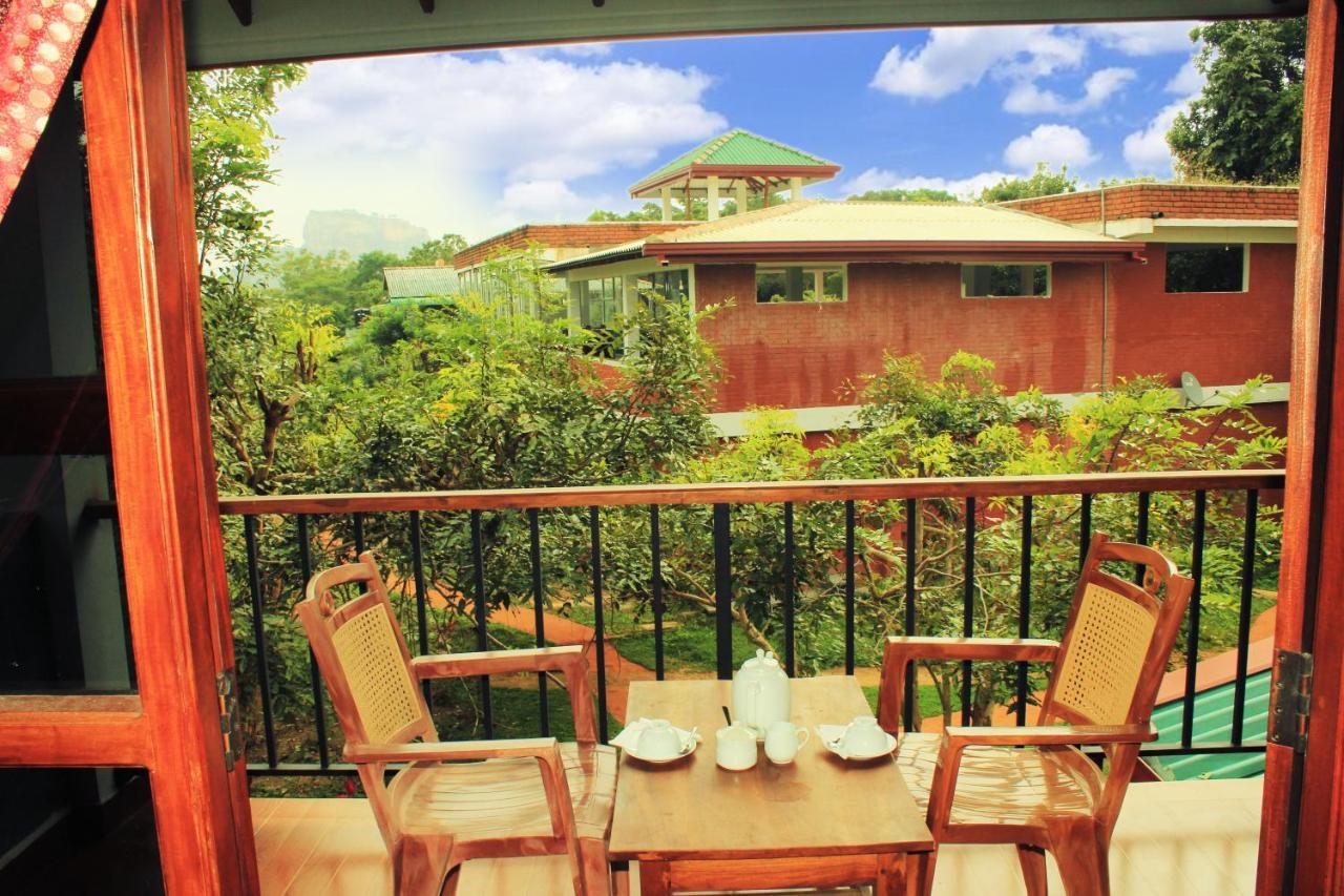 Green Hut Nature Resort 시기리야 외부 사진
